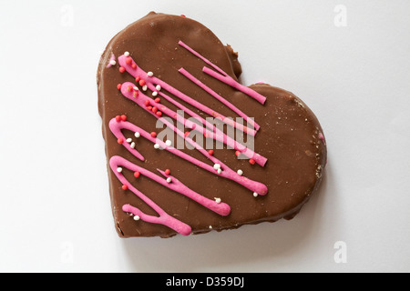 San Valentino cuore di cioccolato torta a forma di cuore isolato di torta su sfondo bianco - ideale per il giorno di San Valentino, il giorno di San Valentino Foto Stock