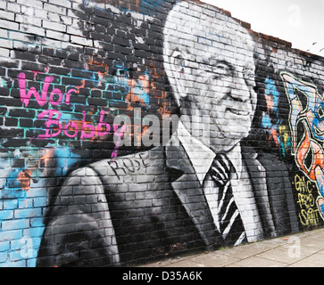 Graffiti che mostra la testa di ex England football manager Bobby Robson Foto Stock