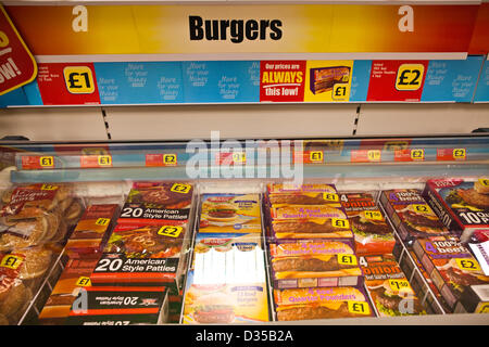 Islanda Morden, nel sud di Londra, Inghilterra, Regno Unito. 10 Febbraio, 2013. La carne di cavallo è stato scoperto in beefburgers venduti da supermercato giganti in Islanda. Quattro grandi catene di supermercati operanti in Gran Bretagna sono il ritiro di un numero di prodotti a base di carni bovine cavallo dopo il DNA è stato trovato in hamburger surgelati venduti nel Regno Unito e in Irlanda da Aldi, Islanda, Lidl e Tesco. Foto Stock