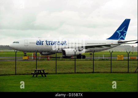 Air Transat Airbus A330-243 registrazione C GGTS taxi al piazzale dell'aeroporto di Manchester Foto Stock