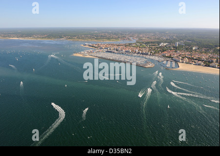 Vista aerea della baia e del porto di Arcachon durante l'estate, Gironde, Aquitaine, Oceano Atlantico costa, Francia Foto Stock