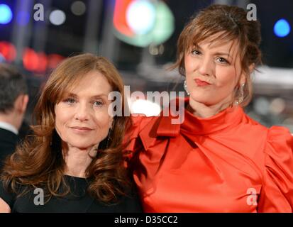 L'attrice francese Isabelle Huppert (L) e attrice tedesca Martina Gedeck arriva per la prima assoluta di "Il nun' ('La Religieuse') durante la 63a edizione annuale Festival Internazionale del Cinema di Berlino, Berlino, Germania, 10 febbraio 2013. Il film è presentato in concorso alla Berlinale. Foto: Foto: Jens Kalaene dpa Foto Stock