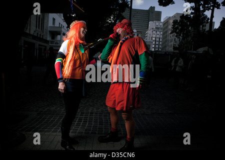 Tifosi olandesi in Piazza Greenmarket a Cape Town appena prima dell'Olanda vs Uruguay semi-finale corrispondono a Greenpoint Stadium. Foto Stock