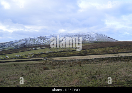 Pendle Hill in inverno visto da est nei pressi di orzo Lancashire Foto Stock