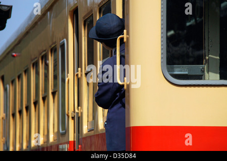 Un conduttore femmina di linea Kominato treno Chiba GIAPPONE Foto Stock