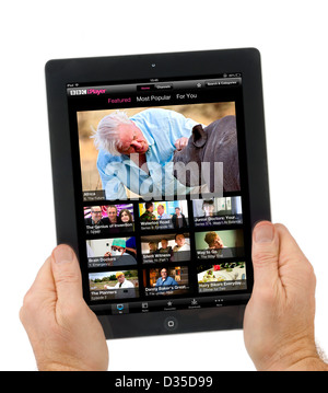 Navigazione BBC iPlayer online in streaming su un Apple iPad 4a generazione retina display computer tablet Foto Stock