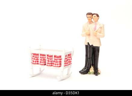 Una coppia omosessuale guardare un presepe Foto Stock