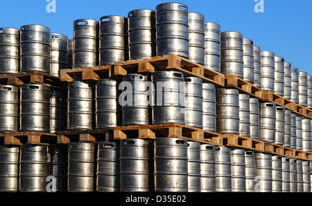 Stock di acciaio barili di birra in cantiere di fabbrica Foto Stock