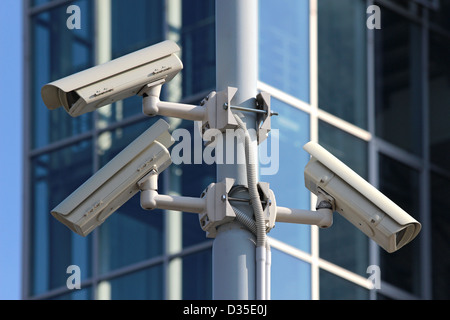 Tre videocamere di sicurezza cctv sulla strada pilone Foto Stock