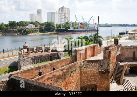 America, il mar dei Caraibi, isola Hispaniola, Repubblica dominicana, santo domingo città, rio ozama e Fortezza Ozama Foto Stock