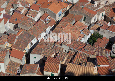 Vista panoramica di strettamente impaccate tetti in Cefalu città vecchia Foto Stock