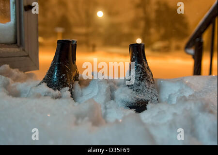 Febbraio 9, 2013 Merrick, New York, Stati Uniti - Blizzard Nemo hits Long Island South Shore europee. Uomini stivali vuoto sulla parte anteriore stoop di home mostra la quantità di neve caduta da 1:08 questa notte. Foto Stock