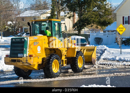 Febbraio 9, 2013 - Merrick, New York, Stati Uniti - Dopo la bufera di neve Nemo hits Long Island South Shore europee che sono ancora riprendendo dai danni causati da sabbia Superstorm tre mesi prima, città di Hempstead spazzaneve cancellare strade. Foto Stock