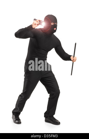 A piena lunghezza Ritratto di un rapinatore con maschera di rapina tenendo una torcia e il pezzo di tubo isolato su sfondo bianco Foto Stock