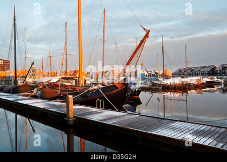 Nave, yachts e vantano sulla marina a Groningen, Paesi Bassi Foto Stock