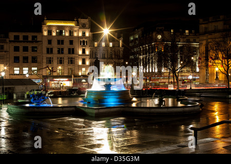 Fontana di blu e la statua in Trafalgar Square di notte. Foto Stock