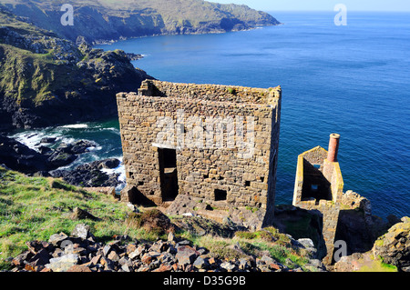 Vecchie miniere di stagno sulle rupi costiere vicino botallack in cornwall, Regno Unito Foto Stock