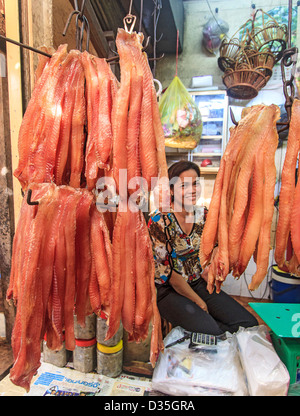 Secchi pesce serpente per la vendita al mercato russo in Phnom Penh Cambogia Foto Stock