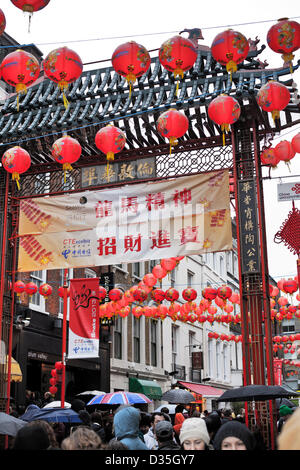 Migliaia coraggioso il freddo e la pioggia a Capodanno Cinese, Gerrard Street, China Town, Londra, Inghilterra, Regno Unito, Europa Foto Stock