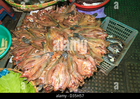 Pesci secchi e ortaggi per la vendita nel mercato centrale di Phnom Penh, in Cambogia. Foto Stock