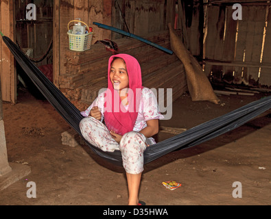 Ragazza giovane, uno dei Cham persone che vivono in un villaggio lungo il fiume Mekong a sud di Kratie, Camboda Foto Stock