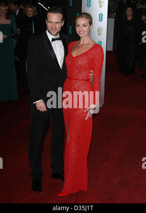 RAFE SPALL & ELIZE DU TOIT EE BRITISH ACADEMY FILM AWARDS Londra Inghilterra Regno Unito 10 Febbraio 2013 Foto Stock