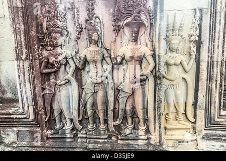 Fregio di apsaras, femmina spiriti di nuvole e acque all'ingresso est di Angkor Wat Foto Stock