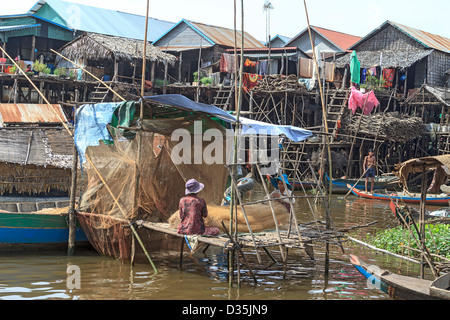 Donne locali mend reti da pesca in Kompong Pluk, un gruppo di tre palafitta villaggi vicino a Siem Reap, Cambogia Foto Stock