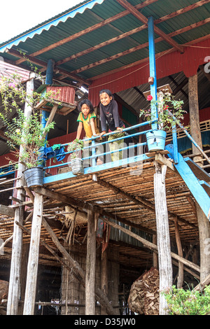 Due giovani ragazze sul ponte della loro casa in Kompong Pluk (Phluk), un gruppo di palafitta villaggi vicino a Siem Reap, Cambogia Foto Stock