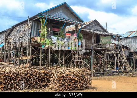 Kompong Pluk (Phluk), un gruppo di tre palafitta villaggi vicino a Siem Reap, Cambogia Foto Stock