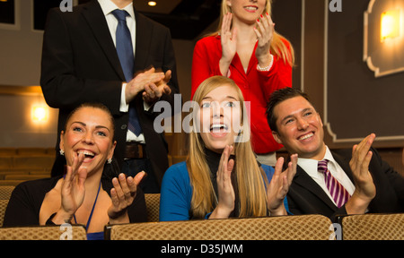 Pubblico in un teatro, su un concerto o in un cinema battimani e applaudire Foto Stock