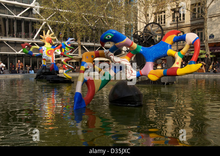 I bizzarri colorata e surreale delle sculture di artisti Jean Tinguely e Niki de Saint Phalle che compongono la Fontana Stravinsky di Parigi. La Francia. Foto Stock