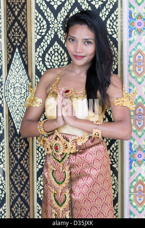 Signora tailandese facendo tipico saluto Wai Foto Stock