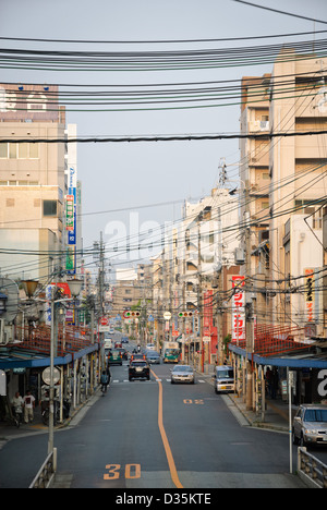 Tipica strada suburbana di Osaka in Giappone. Foto Stock