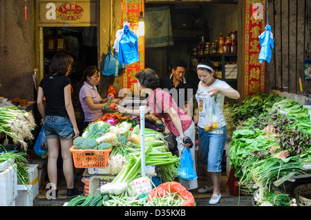 Mercato ortofrutticolo in Cina con i clienti Foto Stock