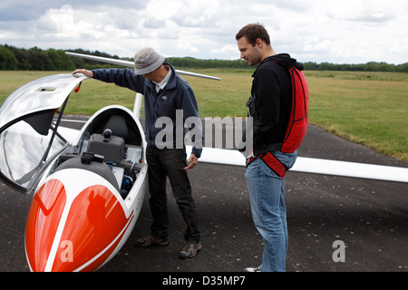 Pilota e passeggero sui per andare per un volo in un duo Schempp-Hirth Discus glider, Romorantin Airfield Foto Stock