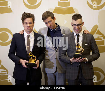 Los Angeles, California, USA. Il 10 febbraio 2013. Musicisti Nate Ruess, Andrew possiedi e Jack Antonoff di divertimento. Tenere il Grammy per la canzone dell'anno (''Siamo giovani") e il migliore nuovo artista nella sala stampa della cerimonia Grammy Awards alla Staples Center. (Immagine di credito: credito: Armando Arorizo/Prensa Internacional/ZUMAPRESS.com/Alamy Live News) Foto Stock