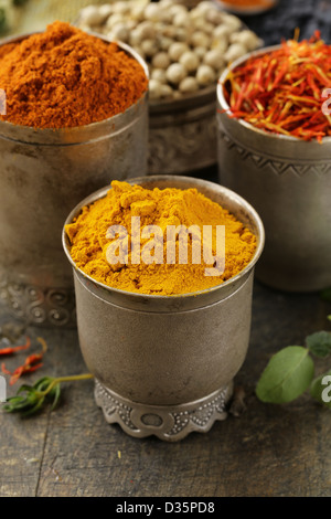 Varie spezie (curcuma, paprica, zafferano) in ciotole di metallo Foto Stock