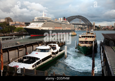 Cunard la regina Elisabetta attraccata al terminal passeggeri oltreoceano Circular Quay di Sydney in Australia. Foto Stock