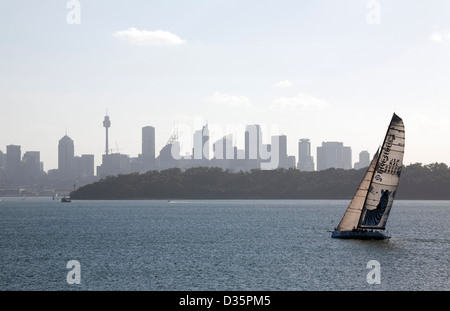 Investec fedele di un racing yacht supermaxi formazione sul Porto di Sydney per la Sydney Hobart yacht race. Foto Stock