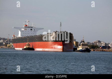 Secco Panamax Portarinfuse MV Samcheonpo molla arrivando a Newcastle con rimorchiatore a traino assistenza a carico del carbone di esportazione per il Giappone Foto Stock