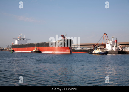 Secco Panamax Portarinfuse MV Samcheonpo molla arrivando a Newcastle con rimorchiatore a traino assistenza a carico del carbone di esportazione per il Giappone Foto Stock