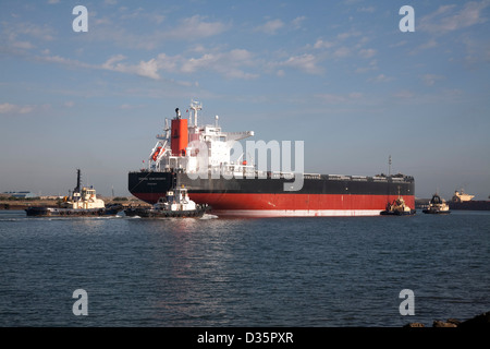 Secco Panamax Portarinfuse MV Samcheonpo molla essendo assistito al suo ormeggio al Kooragang caricatore carbone Newcastle Australia Foto Stock