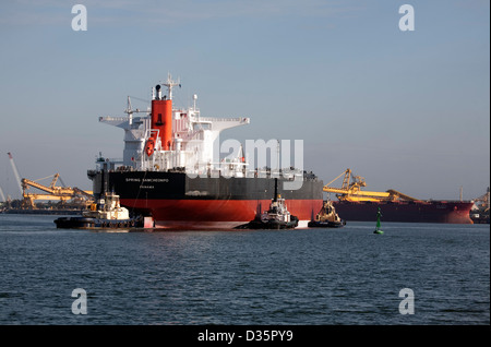 Secco Panamax Portarinfuse MV Samcheonpo molla essendo assistito al suo ormeggio al Kooragang caricatore carbone Newcastle Australia Foto Stock