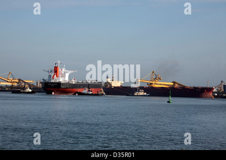 Secco Panamax Portarinfuse MV Samcheonpo molla essendo assistito al suo ormeggio al Kooragang caricatore carbone Newcastle Australia Foto Stock