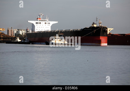 Secco Panamax Portarinfuse MV Samcheonpo molla arrivando a Newcastle per caricare l'esportazione di carbone dalla Hunter Valley in Australia Foto Stock