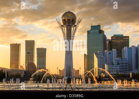 Torre Baiterek, il monumento nazionale del Kazakistan, nella capitale della nazione, Astana Foto Stock