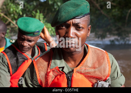 CONGO, 29 Settembre 2012: un bi-gruppo nazionale di ecoguards del Camerun e del Gabon la pattuglia Messok Dja National Park, cercando per i cacciatori di frodo. Foto Stock