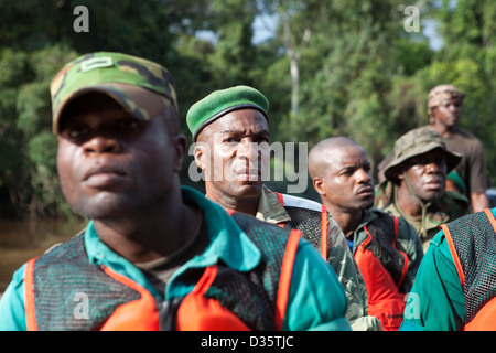 CONGO, 29 Settembre 2012: un bi-gruppo nazionale di ecoguards del Camerun e del Gabon la pattuglia Messok Dja National Park, cercando per i cacciatori di frodo. Foto Stock