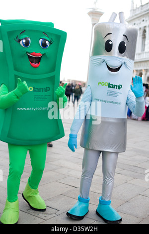 Due persone vestite di Eco Costumi della lampada Foto Stock